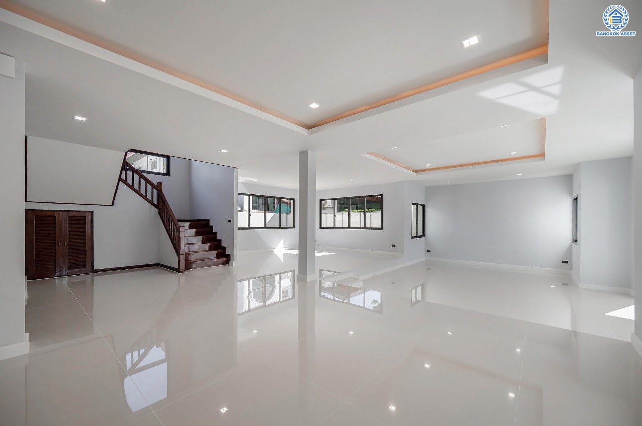 บ้านเดี่ยวฟิลคฤหาสน์มือสองตกแต่งใหม่ แบรนด์ LH ดีไซน์สุดหรูหรา โครงการ ลดาวัลย์ ปิ่นเกล้า เนื้อที่ 178.6 ตร.ว. บนพื้นที่ใช้สอยถึง 651.84 ตร.ม. ฟังก์ชันจัดเต็ม 5 ห้องนอน 7 ห้องน้ำ  1 ห้องแม่บ้าน จอดรถได้ถึง 3 คัน ทำเลศักยภาพติดถนนบรมราชชนนี เชื่อมต่อหลายเส้นทาง ใกล้มหาวิทยาลัยมหิดล และเซ็นทรัลศาลายา